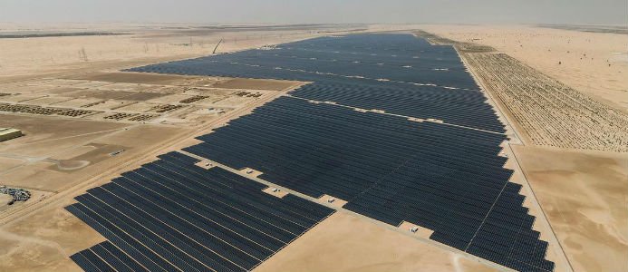 Enligt Abu Dhabi ska de 3,2 miljoner panelerna ge el till 90 000 människor och sänka koldioxidutsläppen med en miljon ton. Bild: WAM