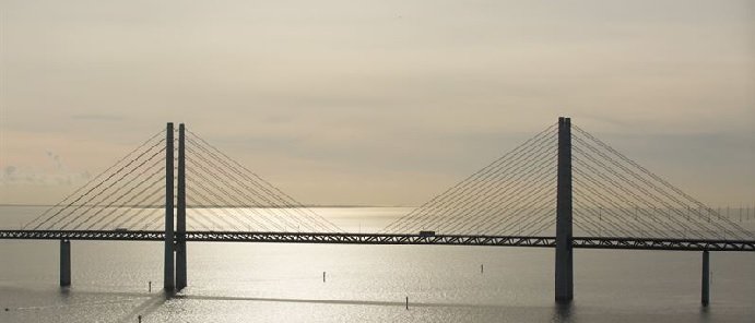 Stålkonstruktionen under Øresundsbrons vägbana, den zick-zack-formade delen, ska målas om. Vid den första etappen ska det målas från Peberholm till snedkablarna på den södra sidan. Foto: Øresundsbron.