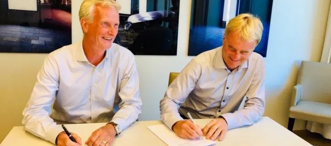 Från vänster till höger: Gunnar Schön, vd Transdev Sverige AB och Tomas Byberg, koncernchef A Björks AB.