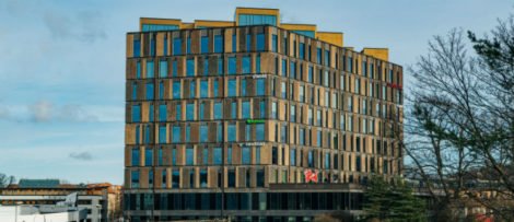 Det nyligen färdigställda kontorshuset är beläget intill Solna station i Arenastaden och har utvecklats och byggts av Skanska. Foto: Pressbild Skanska