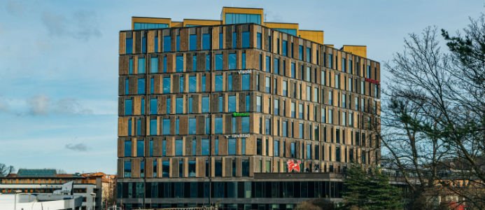 Det nyligen färdigställda kontorshuset är beläget intill Solna station i Arenastaden och har utvecklats och byggts av Skanska. Foto: Pressbild Skanska