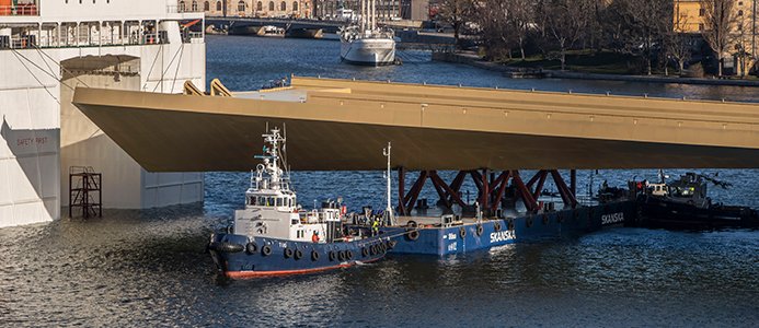För tillfället är "guldbron" endast grundmålad. Den kommer vid senare skede att målas i en mer gyllene nyans: Foto: Lennart Johansson Stockholm Stad.