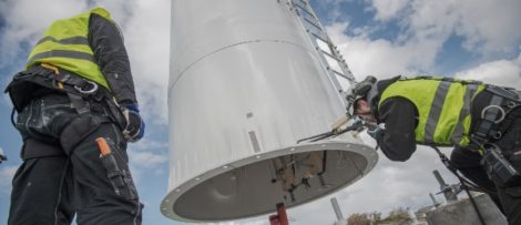 Tornet är 30 meter högt och restes igår den 28 april av bolaget Modvion som utvecklar vindkraftstorn i trä.