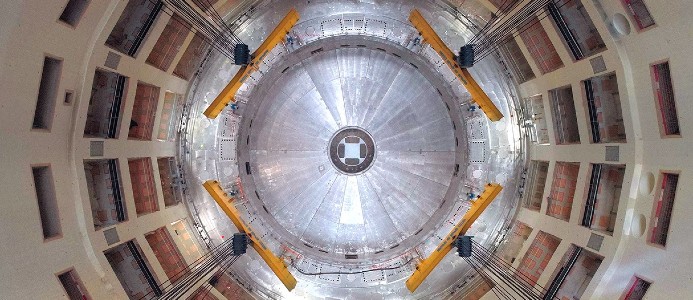 Den första delen av ITER Tokamaken sänktes ner i Tokamakgropen den 26 maj. Enligt ITER-organisationen passade den perfekt. Foto: ITER Organization/EJF Riche