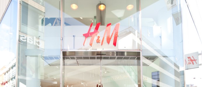 En H&M-skylt ovanför entrén till en av deras butiker.